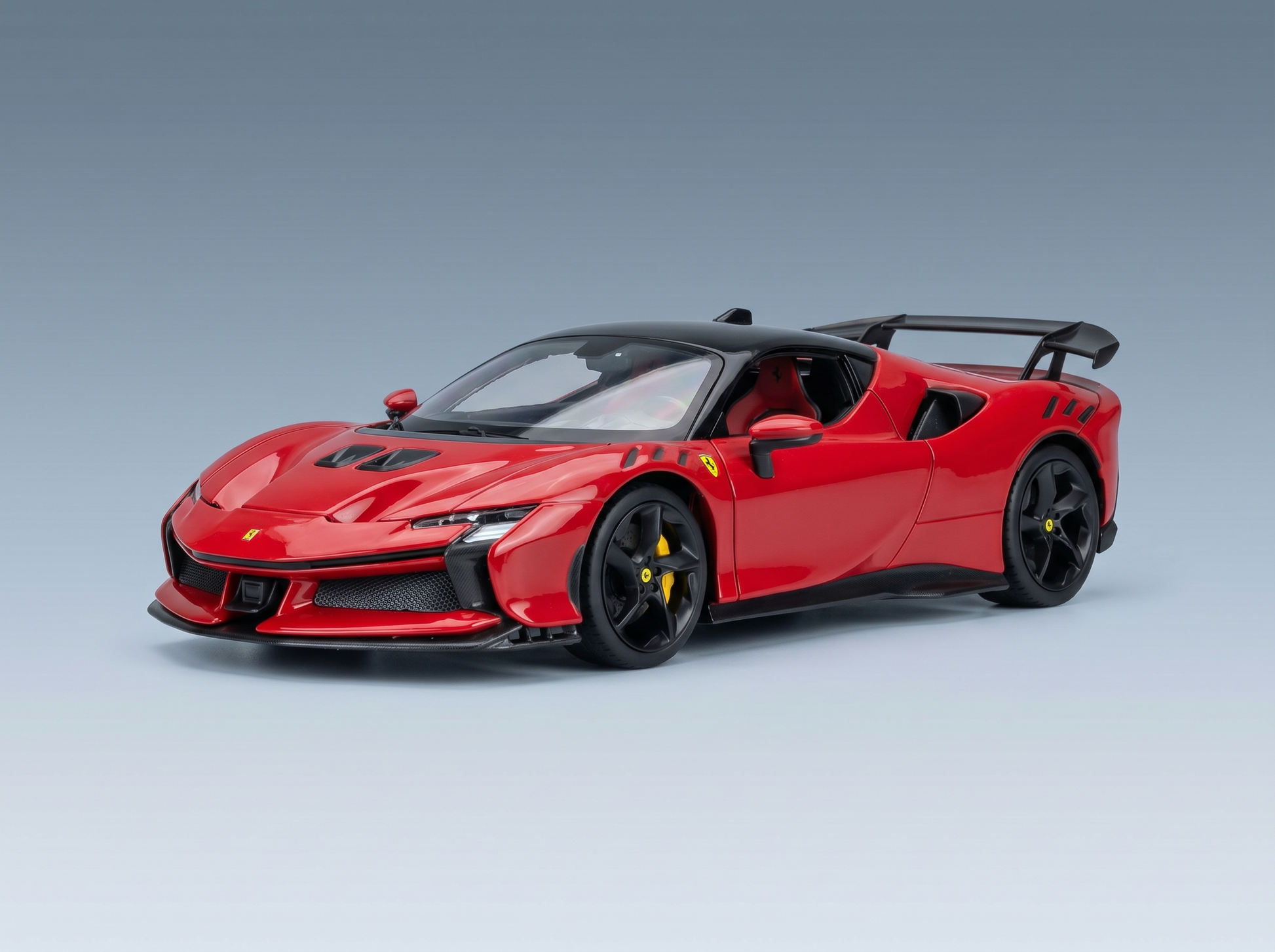Rotes Ferrari-Modellauto mit schwarzen Akzenten, präsentiert von Vroomi für Sammler.