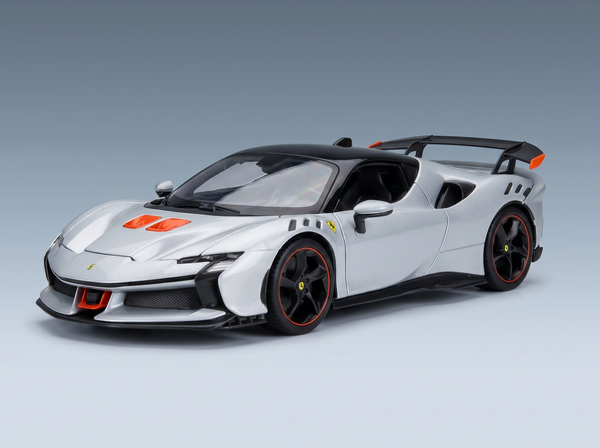 Silbernes Ferrari-Modellauto mit orangefarbenen Akzenten, präsentiert von Vroomi für Sammler