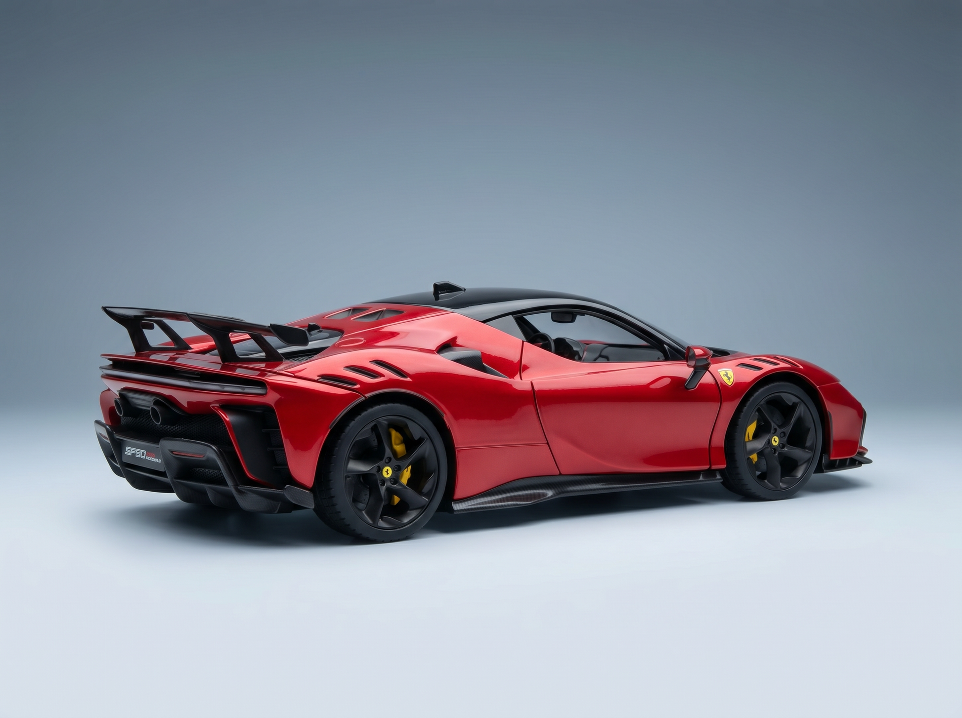 Rotes Ferrari SF90 Stradale-Modellauto von Vroomi mit schwarzen Akzenten und gelben Bremssätteln.