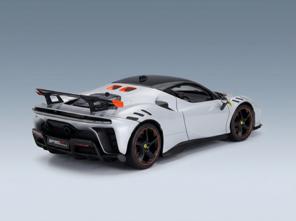 Weißes Ferrari SF90 Stradale-Modellauto mit schwarzen und orangefarbenen Akzenten, präsentiert von Vroomi