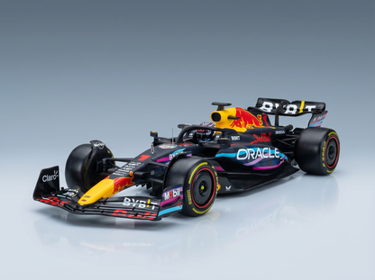 Red Bull -1-Modellauto mit Oracle- und Mobil-Logos, ausgestellt bei Vroomi