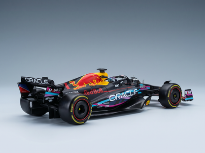 Red Bull -Modellauto von Vroomi mit farbenfrohen Aufklebern und detailgetreuem Design.