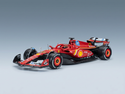 Rotes Ferrari-F1-Modellauto im Maßstab 1:1 mit Shell-, HP- und P-Zero-Logos, präsentiert von Vroomi für Sammler.