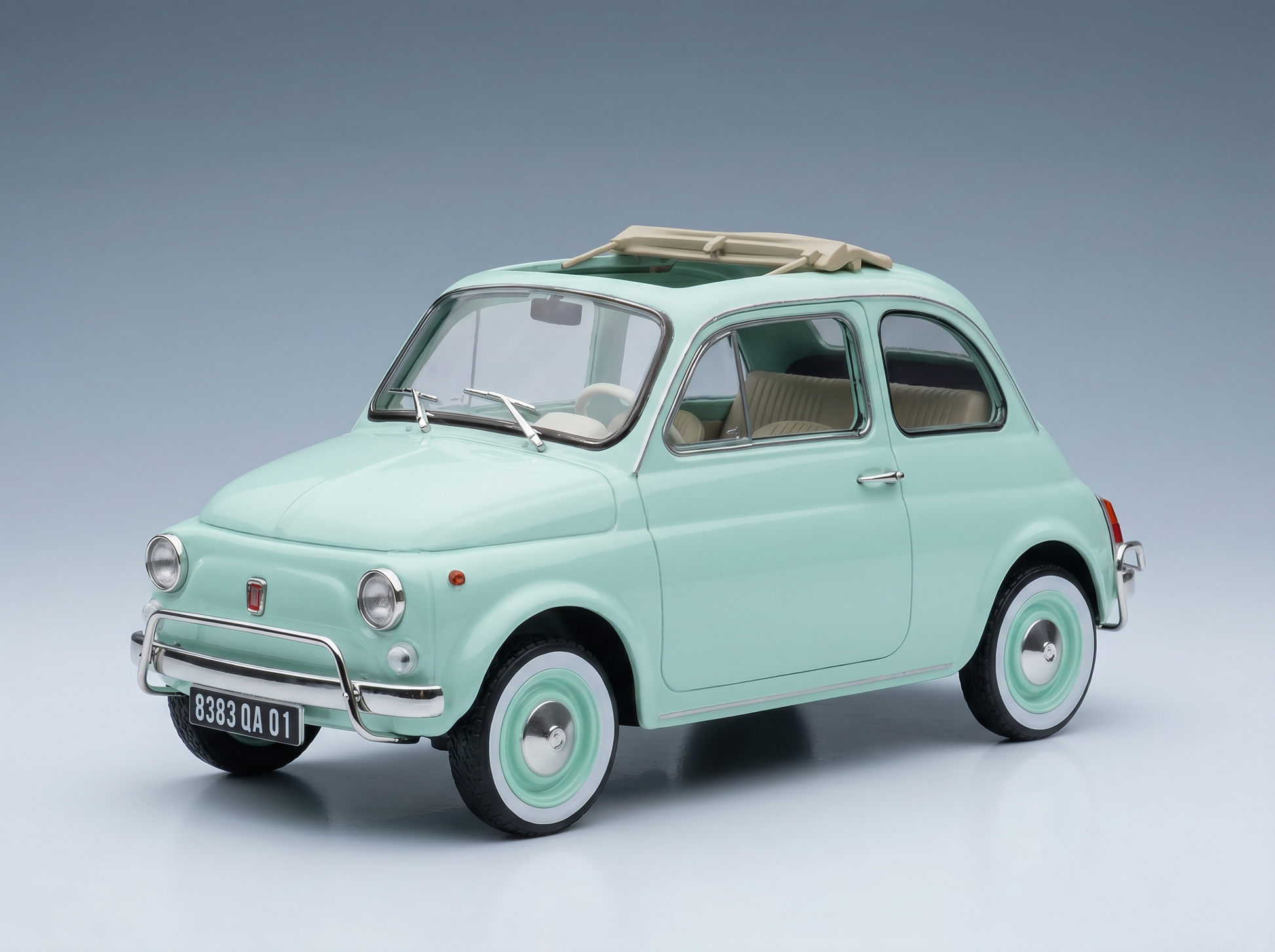 Maqueta de coche en color verde menta con interior beige y portaequipajes en el techo, presentada por Vroomi para coleccionistas