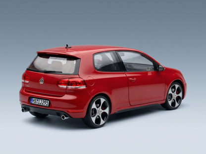 Maqueta a escala de un Volkswagen GTI rojo de Vroomi, vista trasera detallada con llantas de aleación y doble escape