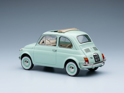 Maqueta de coche en color verde menta con interior beige, expuesta en Vroomi para coleccionistas.