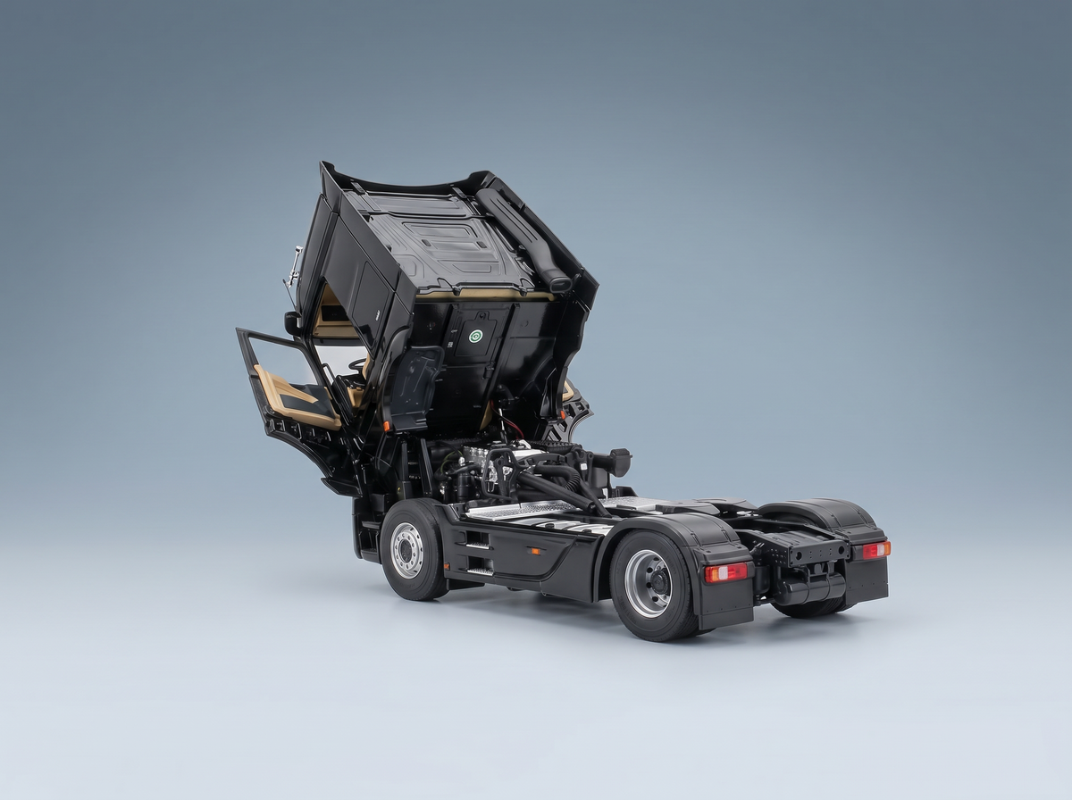 Miniature de camion noir avec capot ouvert et moteur détaillé, chez Vroomi