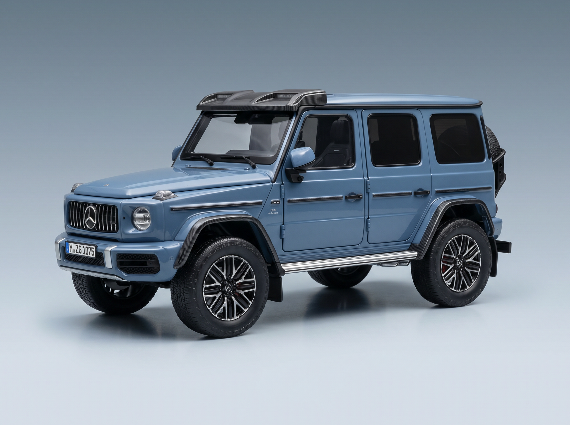 Blaues Mercedes-Benz G-Wagen-Modellauto mit detailgetreuen Rädern und Dachgepäckträger, präsentiert von Vroomi