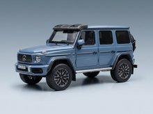 Blaues Mercedes-Benz G-Wagen-Modellauto mit detailgetreuen Rädern und Dachgepäckträger, präsentiert von Vroomi