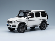 Weißes Mercedes-Benz G-Wagon-Modellauto von Vroomi, detailgetreue Druckguss-Nachbildung mit schwarzen Akzenten