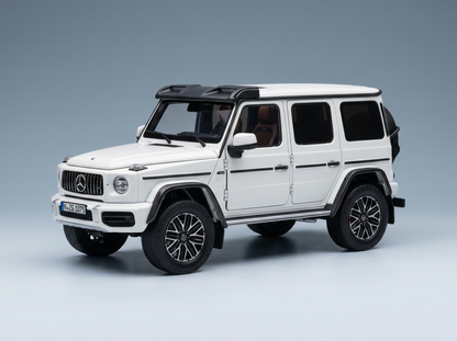 Weißes Mercedes-Benz G-Wagon-Modellauto von Vroomi, detailgetreue Druckguss-Nachbildung mit schwarzen Akzenten