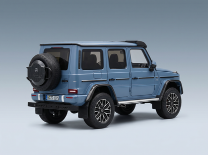 Blaues Mercedes-Benz G-Wagon-Modellauto mit Reserverad, präsentiert von Vroomi für Sammler.