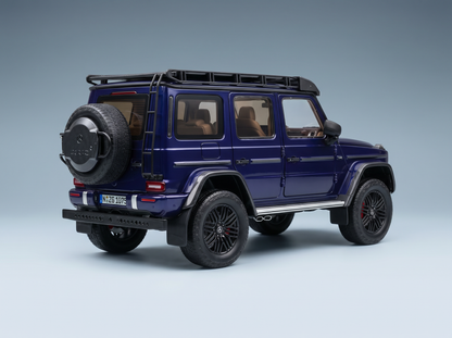 Blaues Mercedes-Benz G-Wagon-Modellauto mit Dachgepäckträger und Reserverad, präsentiert von Vroomi