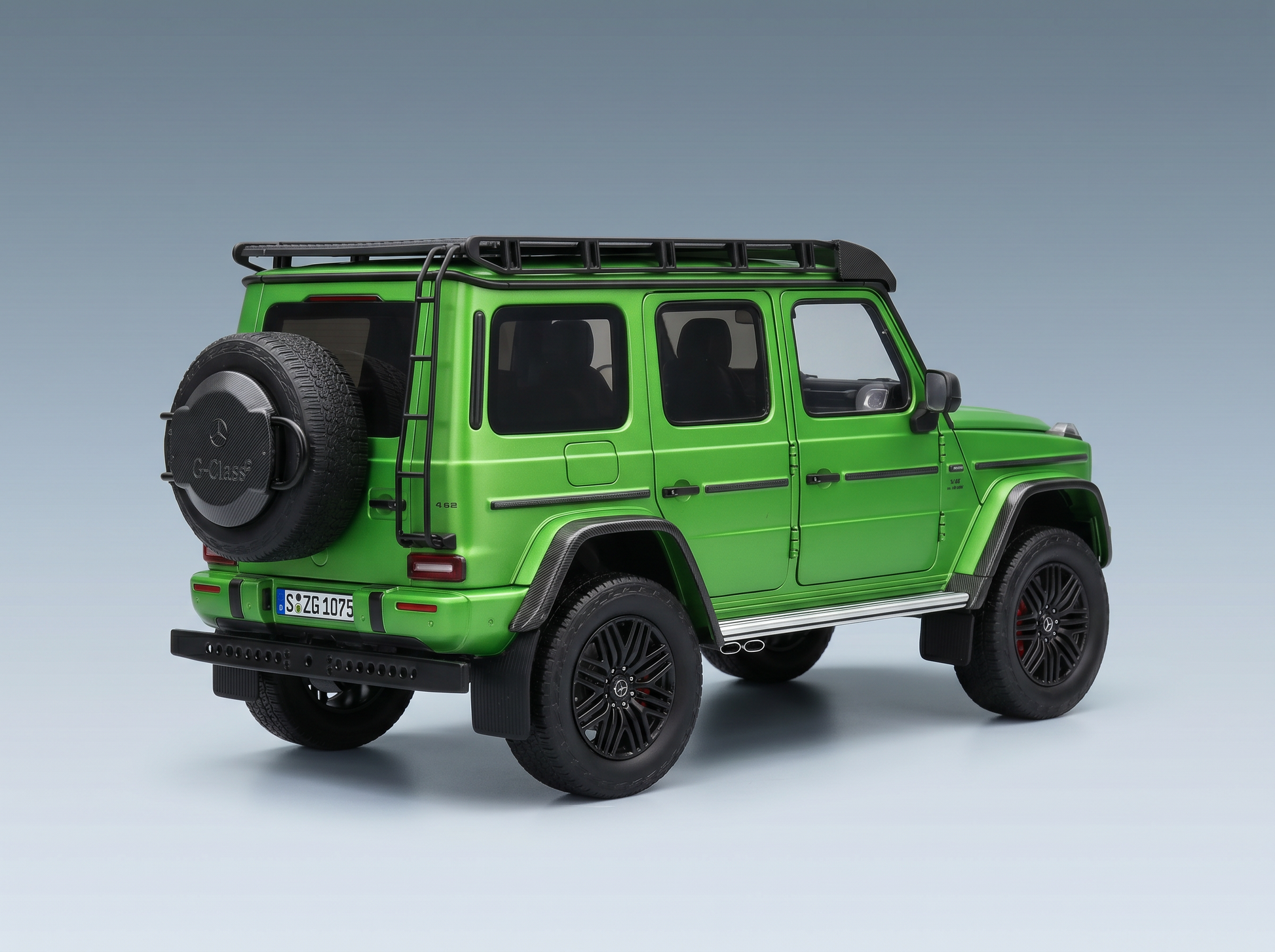 Vroomi – grünes Modellauto der Mercedes G-Klasse mit Dachgepäckträger und Reserverad