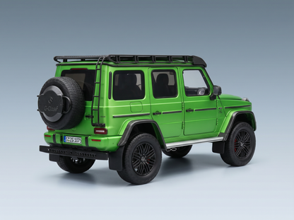Vroomi – grünes Modellauto der Mercedes G-Klasse mit Dachgepäckträger und Reserverad