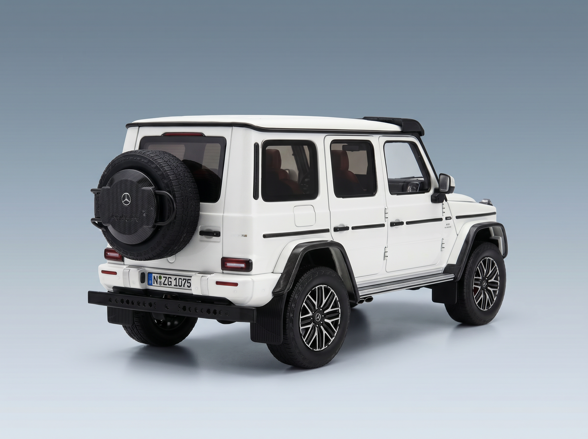Weißes Mercedes-Benz G-Wagen-Modellauto mit Reserverad, präsentiert von Vroomi für Sammler.