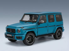 Blaues Mercedes-AMG G-Klasse-Modellauto von Vroomi mit detailgetreuem Design und schwarzen Felgen.