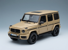Beiges Mercedes-Benz G-Wagon-Modellauto mit schwarzen Felgen, präsentiert von Vroomi für Sammler.