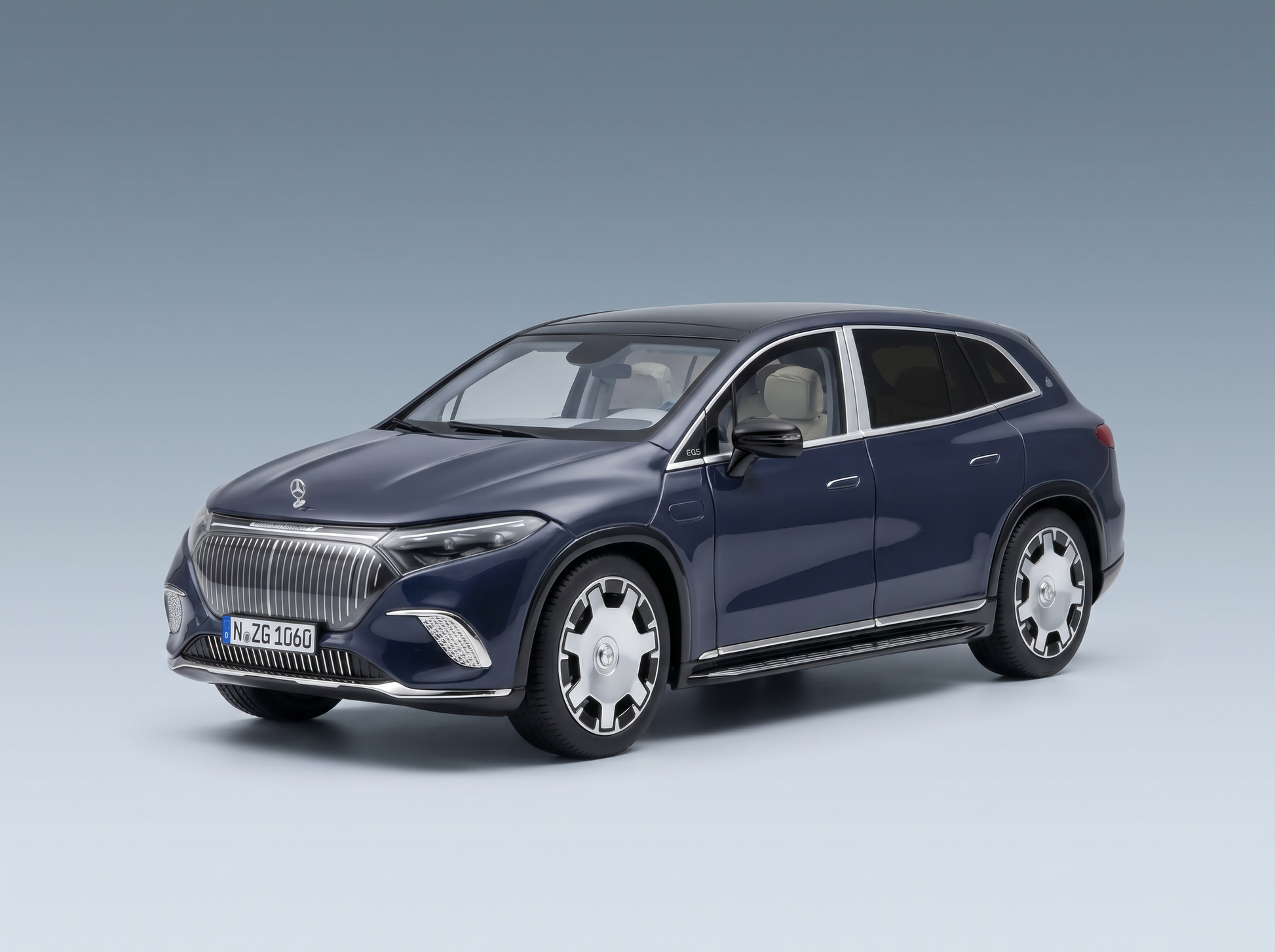 Blaues Mercedes-Benz EQS SUV-Modellauto von Vroomi, das sich durch ein elegantes Design und detailreiche Verarbeitung auszeichnet.