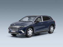 Blaues Mercedes-Benz EQS SUV-Modellauto von Vroomi, das sich durch ein elegantes Design und detailreiche Verarbeitung auszeichnet.