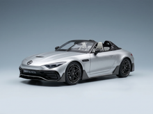 Silbernes Mercedes-AMG-Cabrio-Modellauto von Vroomi, mit schwarzen Felgen und Karbon-Akzenten.