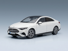 Weißes Mercedes-Benz-Modellauto mit schwarzem Dach, detailgetreuem Kühlergrill und Leichtmetallfelgen, präsentiert von Vroomi