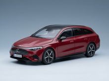 Rotes Mercedes-Benz-Modellauto von Vroomi, das sich durch ein elegantes Design und eine detailreiche Verarbeitung auszeichnet.