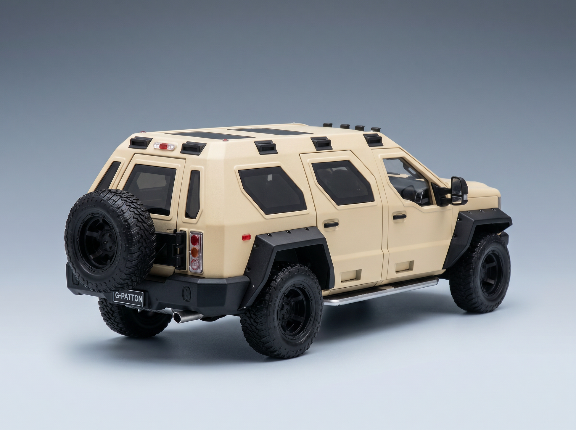 Beiges G-PATTON-Panzer-SUV-Modellauto von Vroomi mit schwarzen Rädern und robusten Reifen.