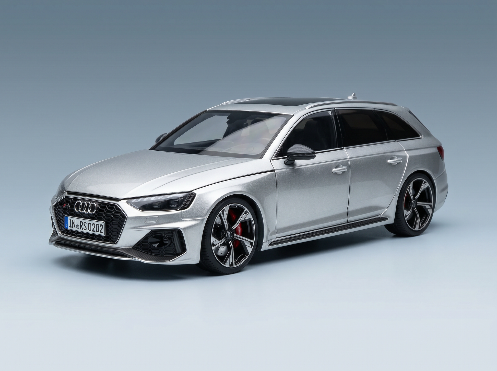 Zilverkleurig schaalmodel van de Audi RS4 Avant met rode remklauwen, gepresenteerd door Vroomi voor verzamelaars.