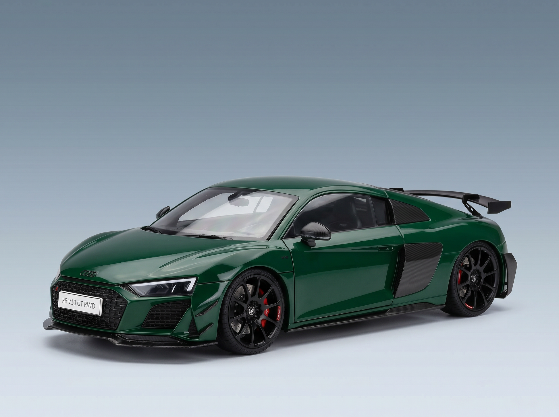 Groene Audi R8 V10 GT RWD-schaalmodelauto van Vroomi, met zwarte velgen en een achterspoiler.