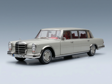 Luxuriöses Mercedes-Benz-Modellauto aus Silber mit roter Innenausstattung, präsentiert von Vroomi für Sammler.