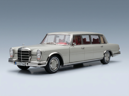 Luxe zilveren Mercedes-Benz-schaalmodelauto met rood interieur, gepresenteerd door Vroomi voor verzamelaars.