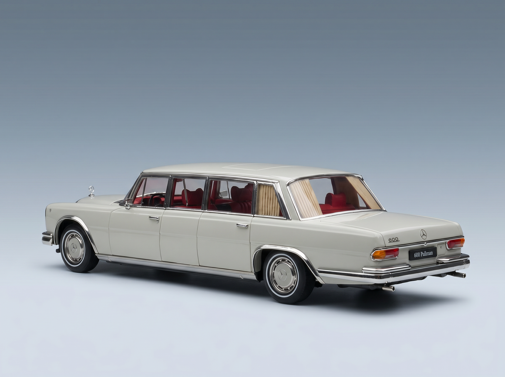 Luxe Mercedes-Benz 600 Pullman-schaalmodel van Vroomi, met een rood interieur en een klassiek ontwerp.