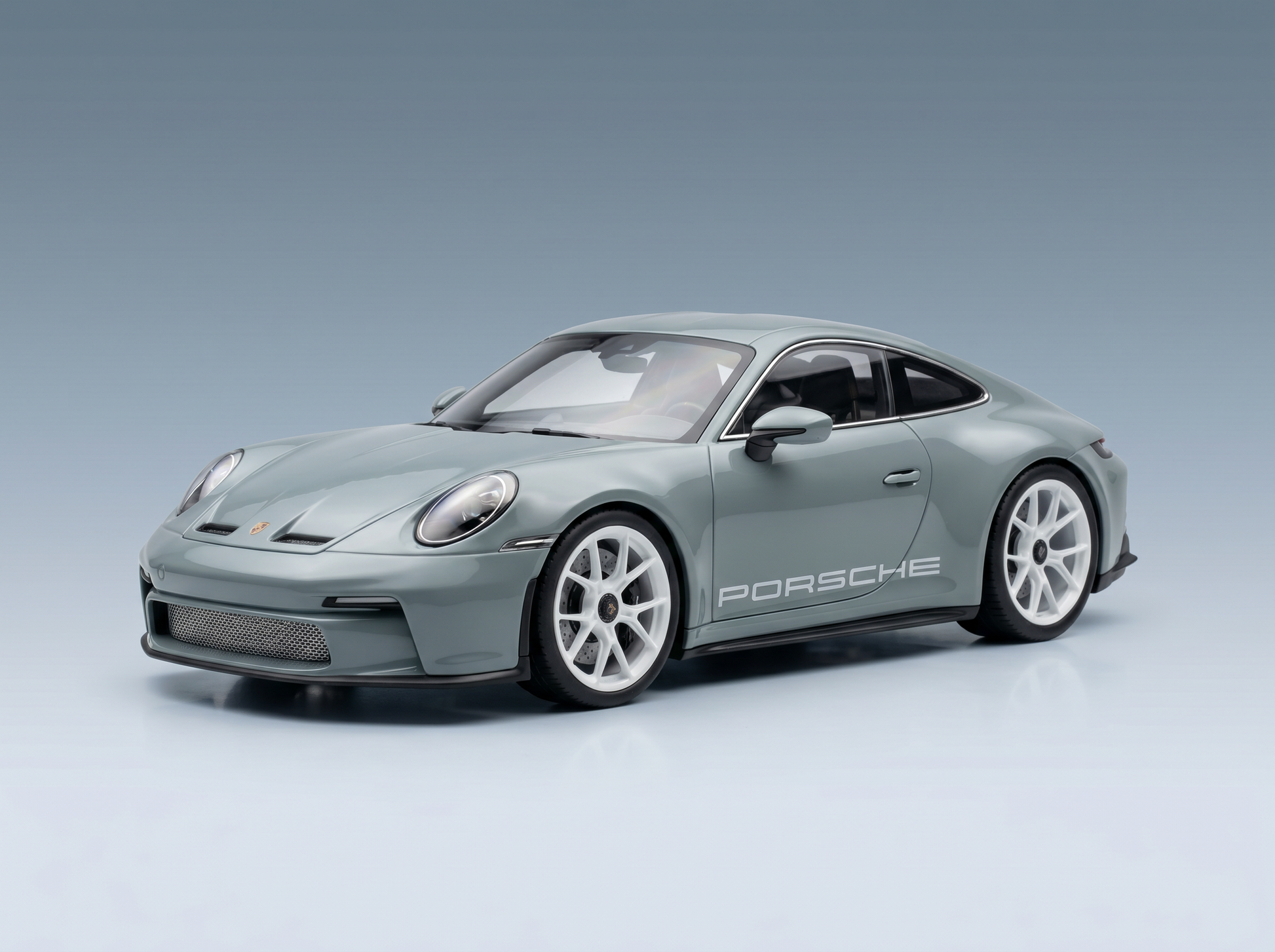 Maqueta a escala de un Porsche 911 gris con llantas blancas, presentada por Vroomi para coleccionistas