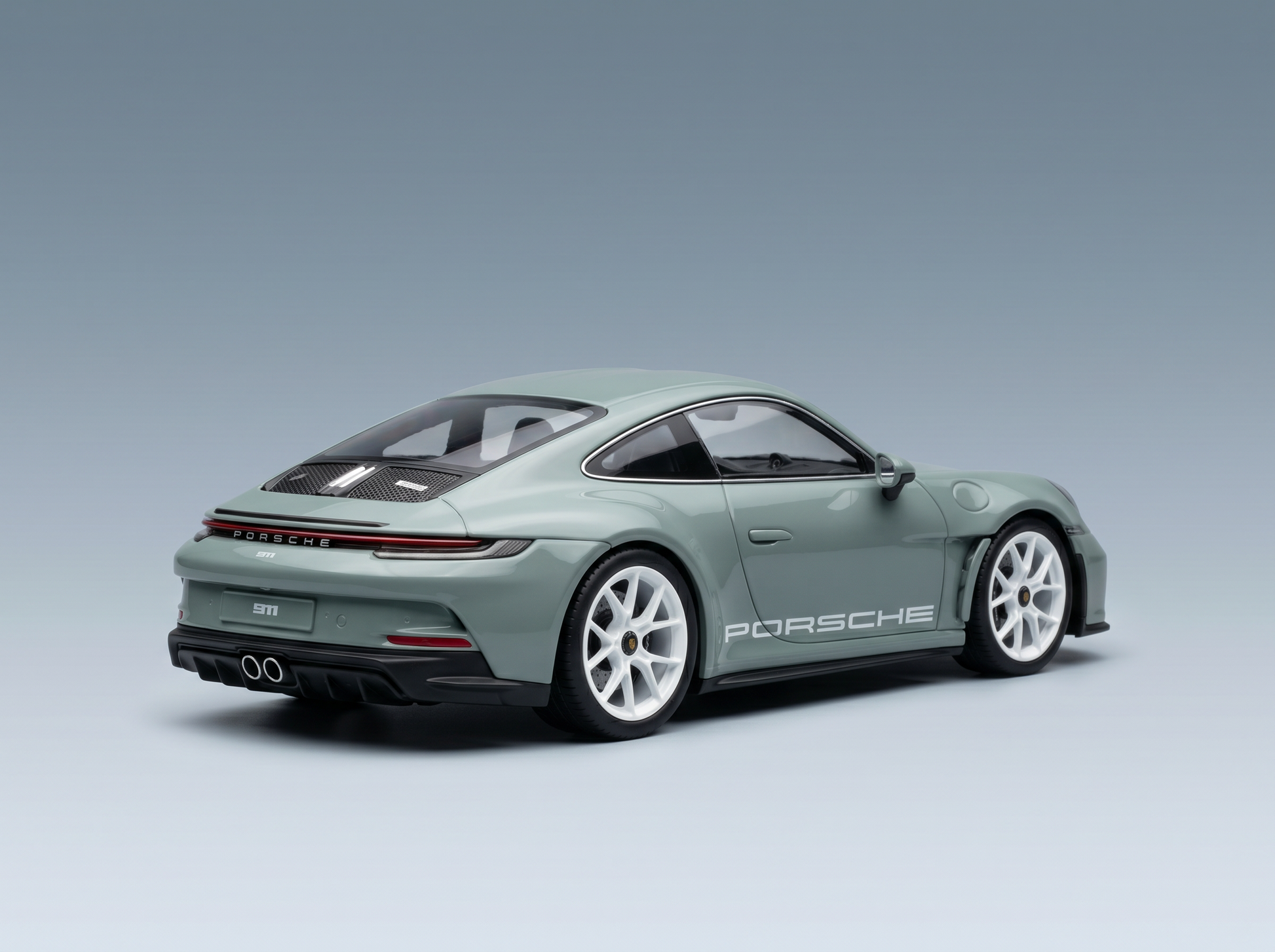 Maqueta de un Porsche 911 en color verde salvia con llantas blancas, presentada por Vroomi para coleccionistas.