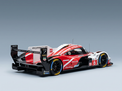 Maquette de Porsche 963 LMDh rouge et blanche, arborant les logos de Penske, TAG Heuer et Michelin, présentée par Vroomi