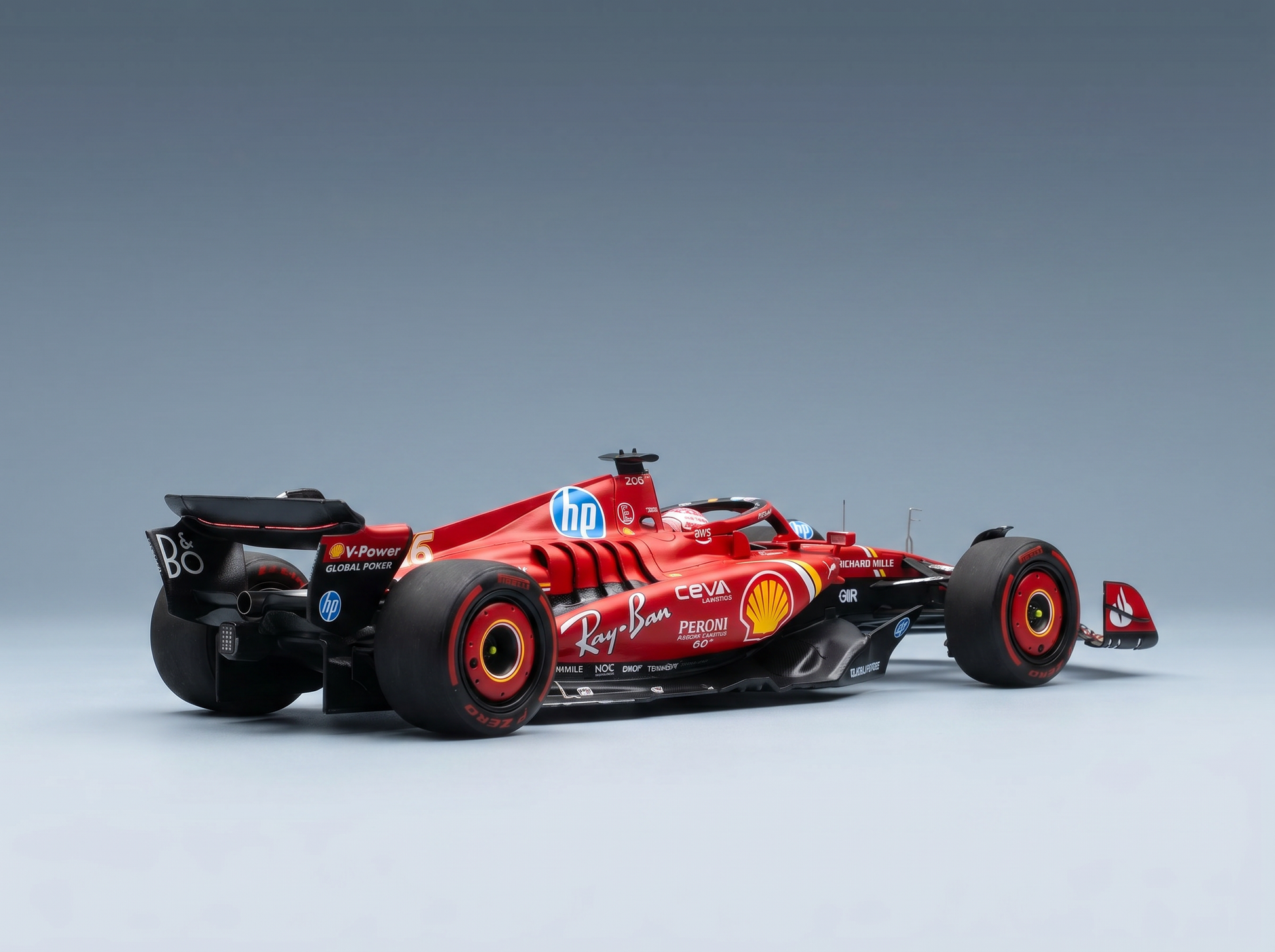 Rotes Ferrari-F1-Modellauto im Maßstab 1:1 mit Shell- und Ray-Ban-Logos, präsentiert von Vroomi für Sammler.