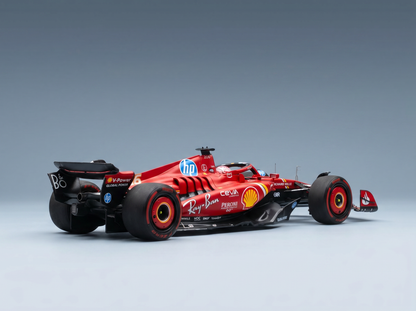 Rotes Ferrari-F1-Modellauto im Maßstab 1:1 mit Shell- und Ray-Ban-Logos, präsentiert von Vroomi für Sammler.