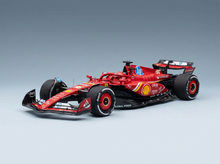 Rotes Ferrari-Formel-1-Modellauto im Maßstab 1:1 mit Shell- und Santander-Logos, präsentiert für Vroomi-Sammler.