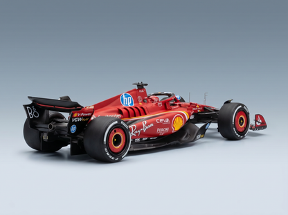 Rotes Ferrari-F1-Modellauto im Maßstab 1:1 mit Sponsorenlogos, präsentiert von Vroomi für Sammler