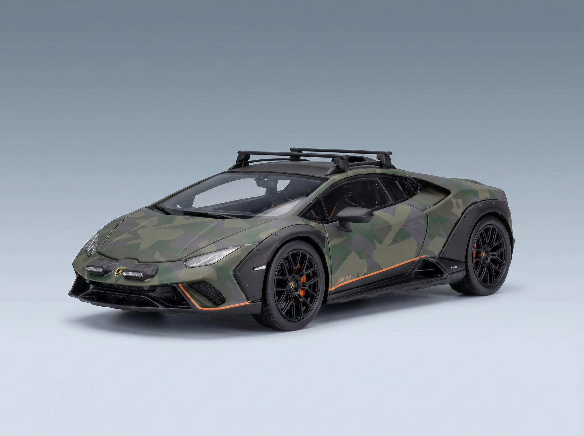 Lamborghini Huracán-Modellauto in Camouflage-Optik mit Dachgepäckträger, präsentiert von Vroomi für Sammler.