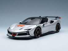 Silbernes Ferrari-Modellauto mit orangefarbenen Akzenten, präsentiert von Vroomi für Sammler
