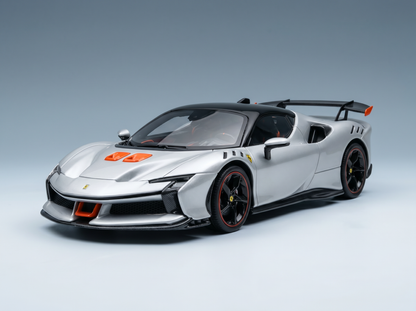 Silbernes Ferrari-Modellauto mit orangefarbenen Akzenten, präsentiert von Vroomi für Sammler