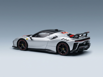 Silbernes Ferrari SF90 Stradale-Modellauto mit schwarzem Dach und roten Akzenten, präsentiert von Vroomi