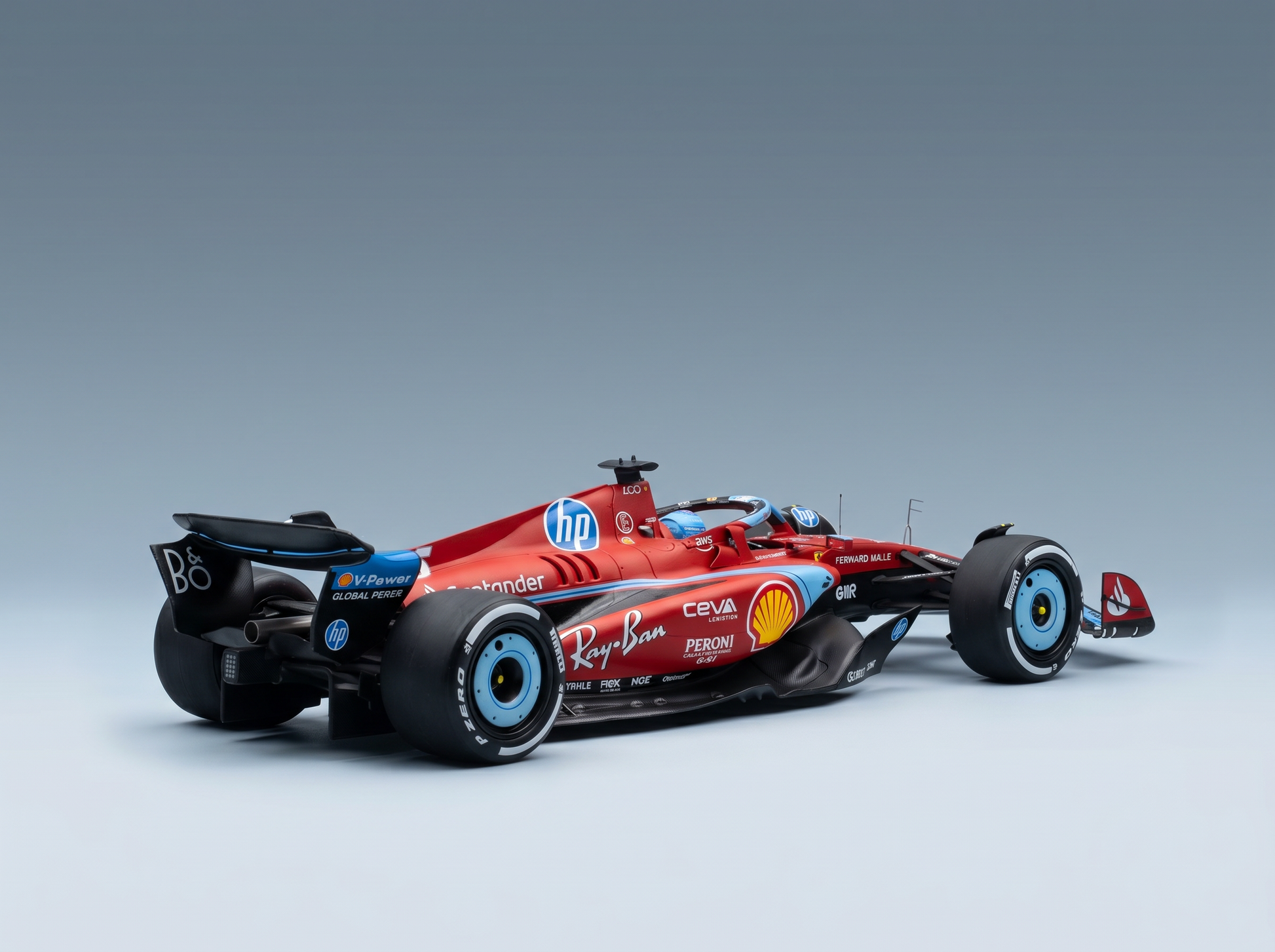 Rotes und blaues Modellauto mit HP- und Shell-Logos, präsentiert von Vroomi für Sammler.