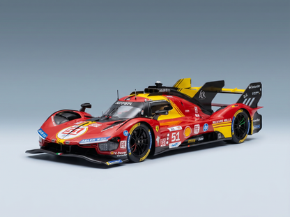 Rotes und gelbes Ferrari-Modellauto im Maßstab 1:51 mit Sponsorenaufklebern, präsentiert von Vroomi für Sammler.