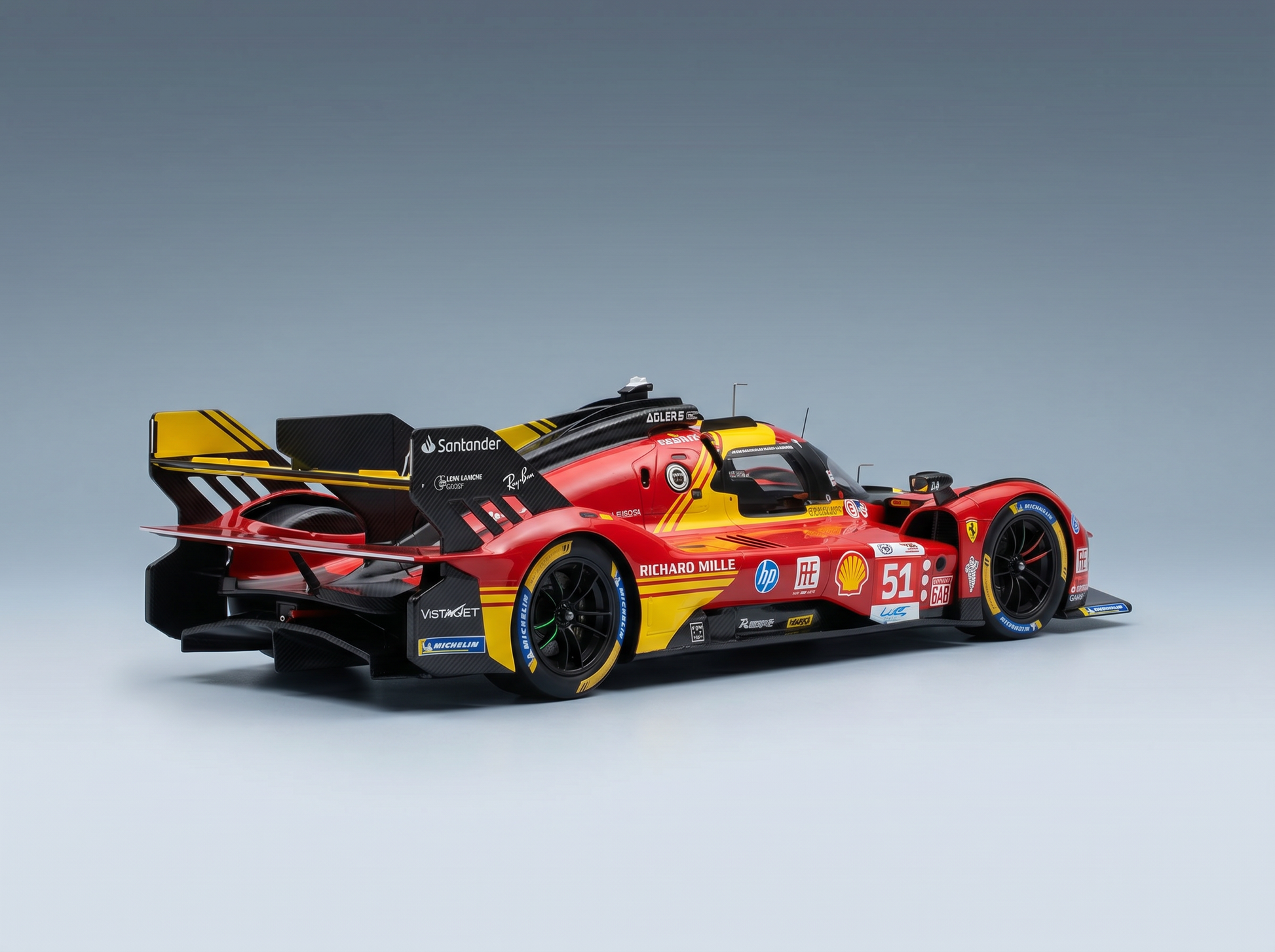 Rotes und gelbes Ferrari-Modellauto im Maßstab 1:51 mit Sponsorenlogos, präsentiert von Vroomi für Sammler.