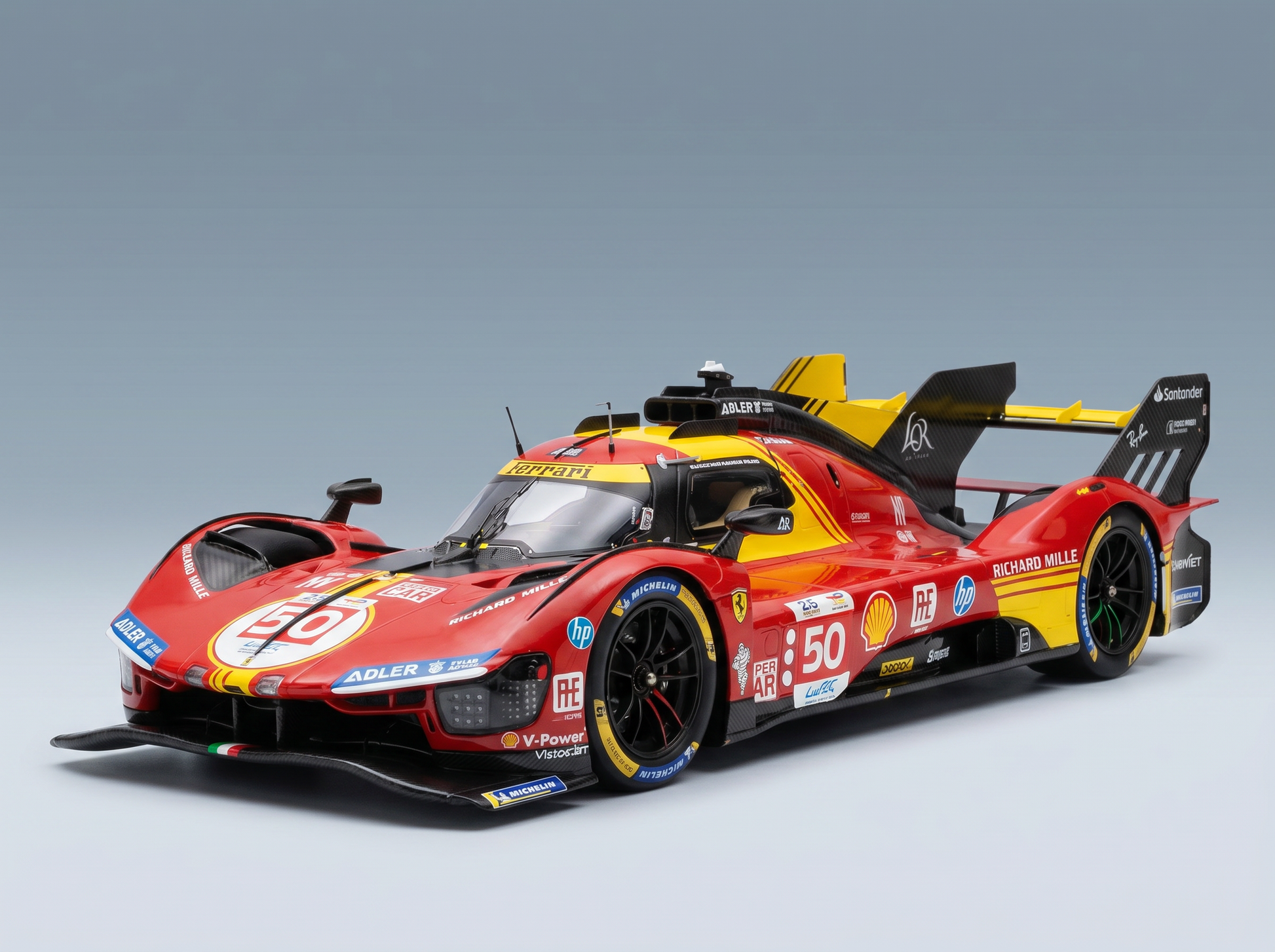 Rotes und gelbes Ferrari-Modellauto im Maßstab 1:50 mit Sponsorenaufklebern, präsentiert von Vroomi für Sammler.