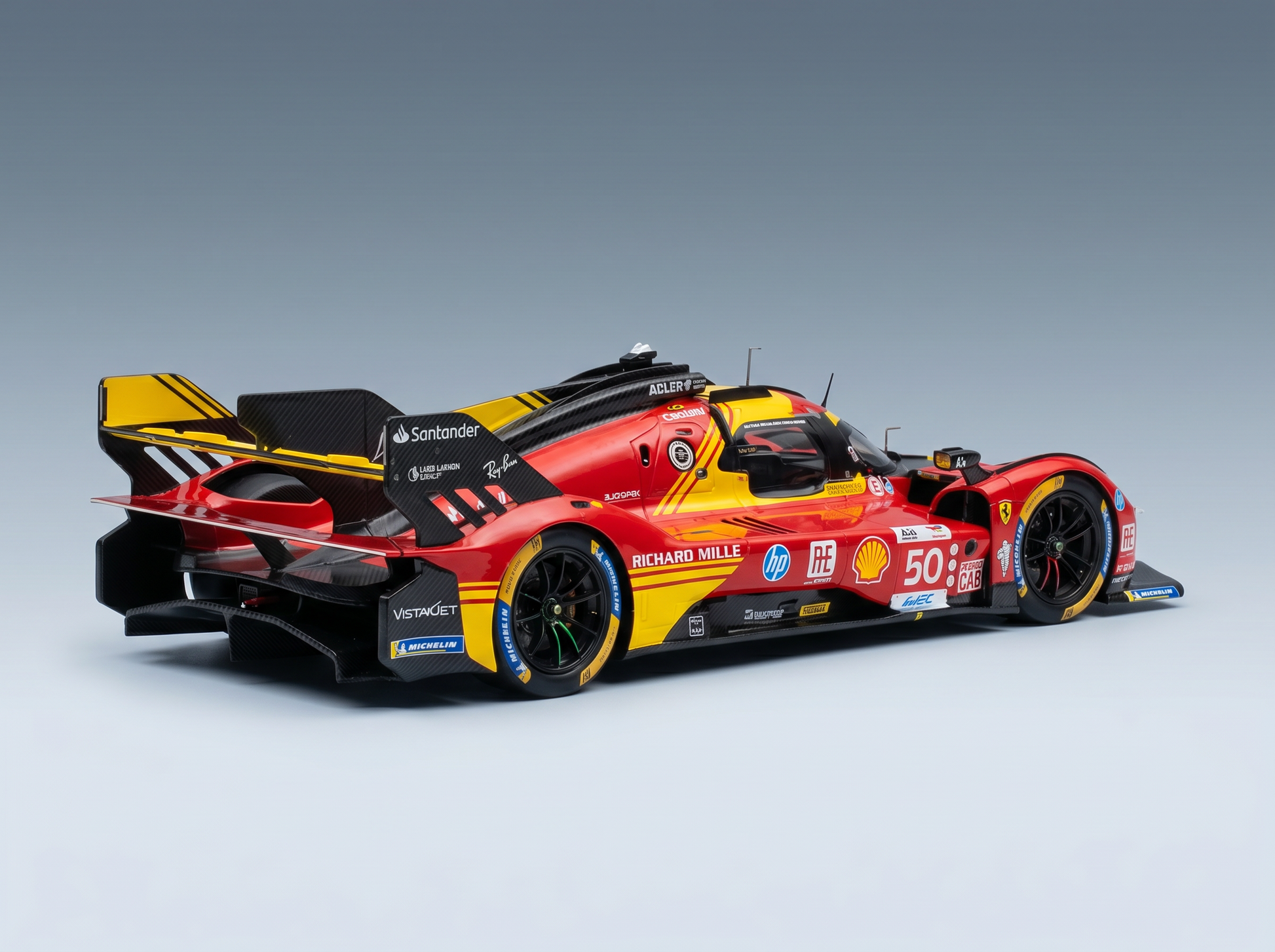 Rotes und gelbes Ferrari-Modellauto im Maßstab 1:50 mit Sponsorenaufklebern, präsentiert von Vroomi für Sammler.