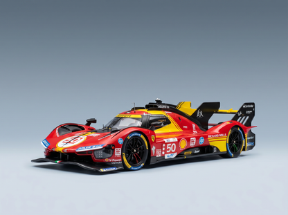 Rotes und gelbes Ferrari-Modellauto im Maßstab 1:50 mit Sponsorenaufklebern, präsentiert von Vroomi für Sammler.